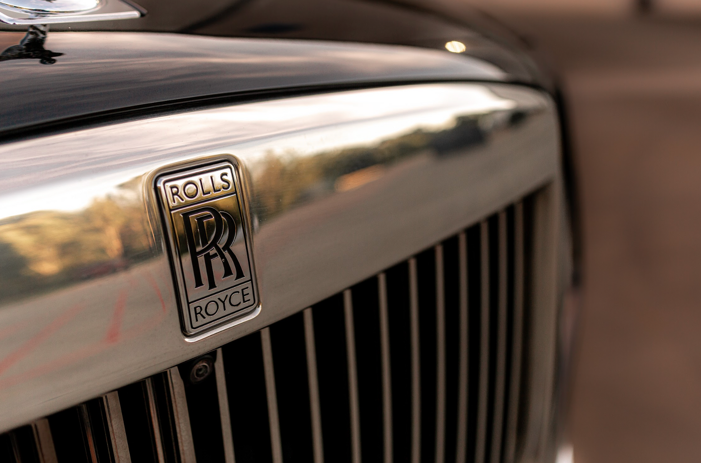 Rolls-Royce Cullinan (Black with Red)