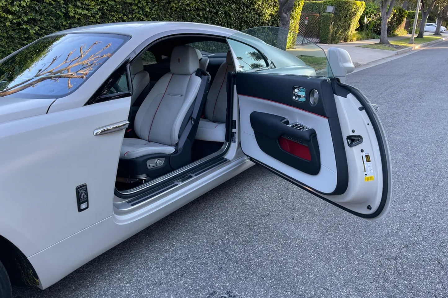 Rolls-Royce Wraith (White)