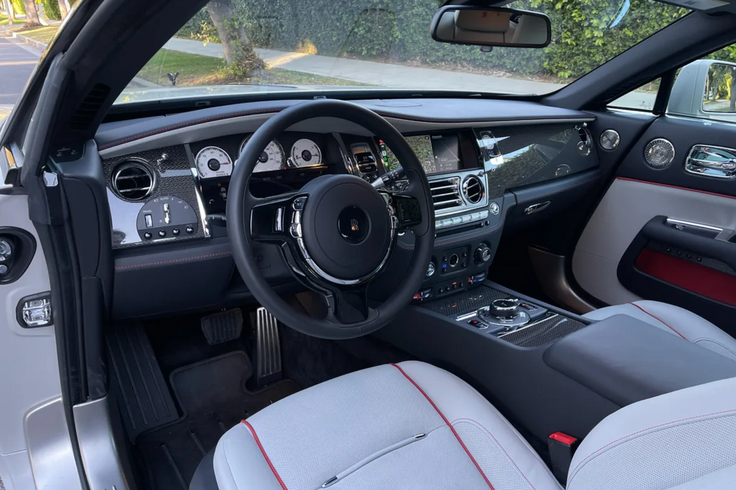 Rolls-Royce Wraith (White)